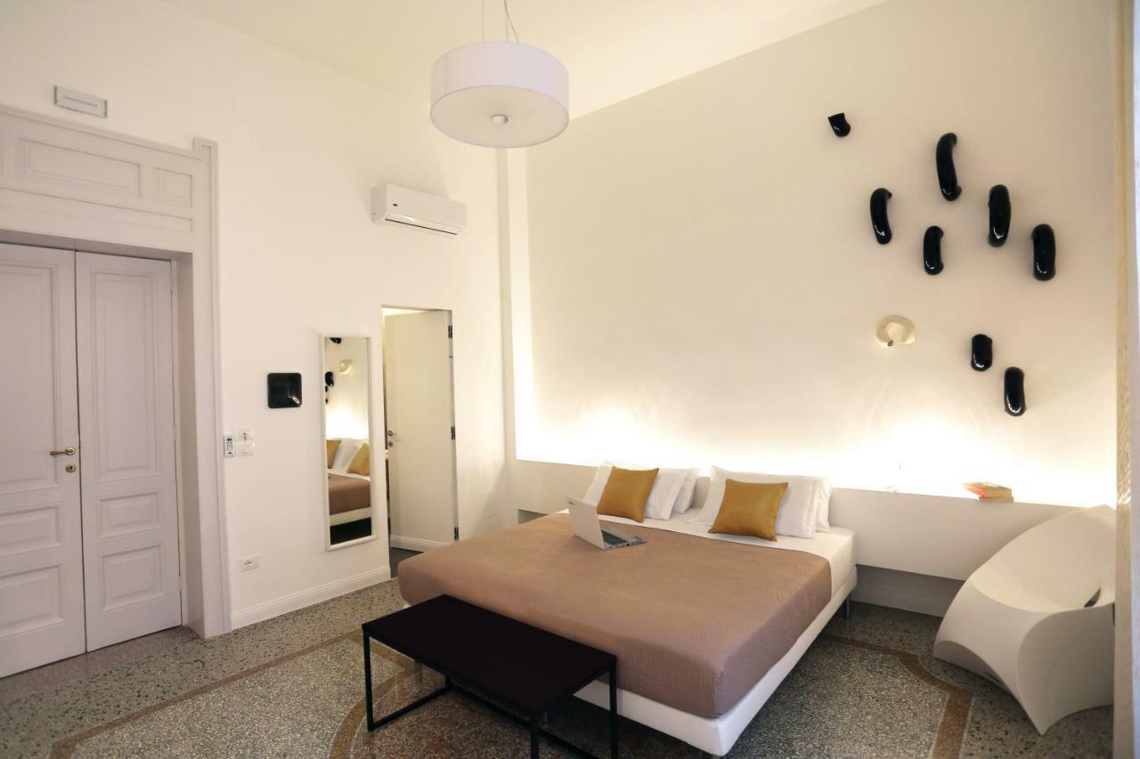 Re Ruggero Rooms เรจโจ ดี คาลาเบีย ภายนอก รูปภาพ
