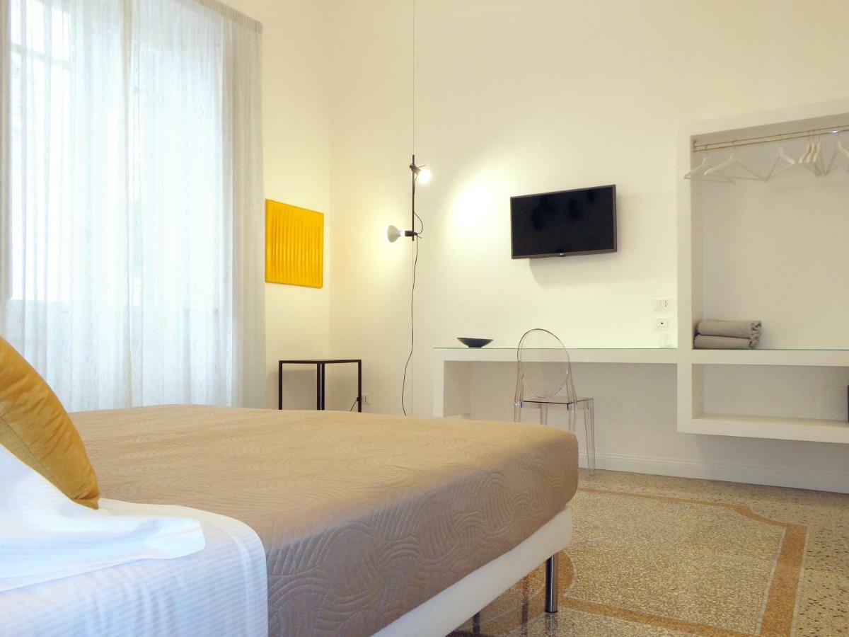 Re Ruggero Rooms เรจโจ ดี คาลาเบีย ภายนอก รูปภาพ